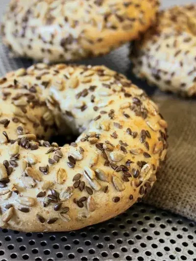 Bagel Proteico de 2 Ingredientes Praticidade e Nutrição em Cada Mordida